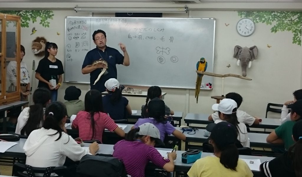 小学生たちも動物に夢中！！のサムネイル画像