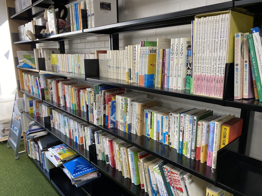 図書室でお勉強のサムネイル画像