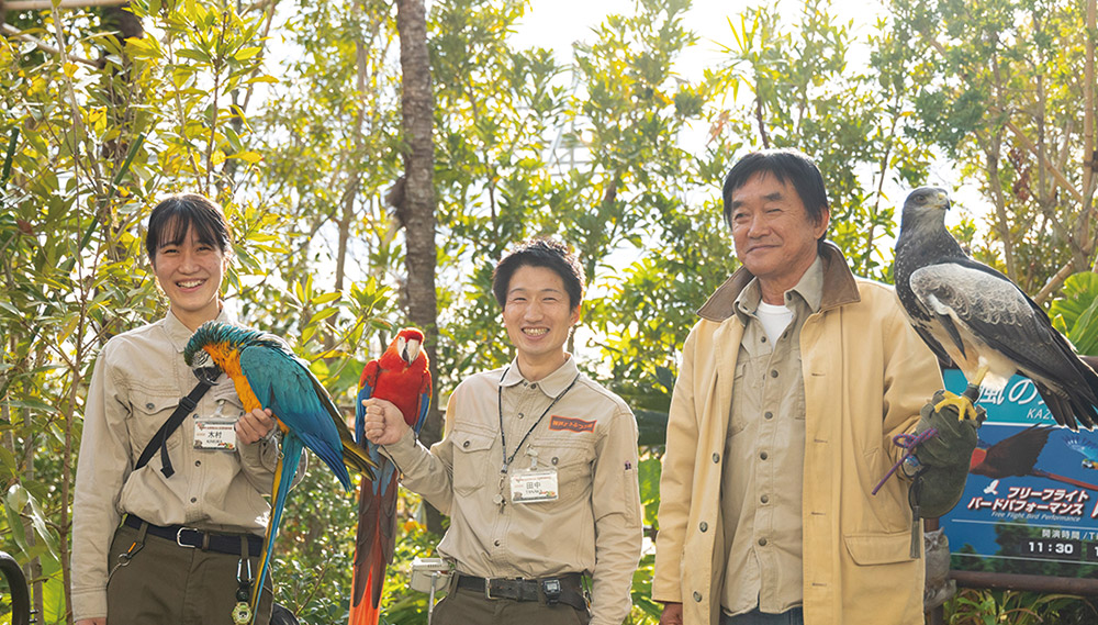 オリがない！目の前でナチュラルな姿の動物と、花と緑が楽しい動物園のサムネイル画像